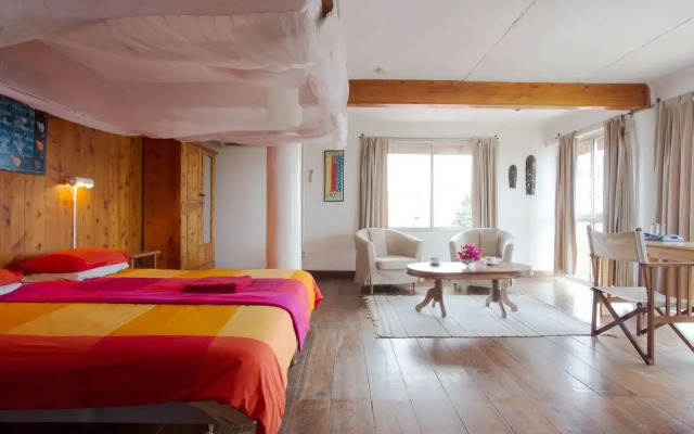Q-Bar & Guest House