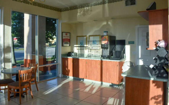 Econo Lodge Inn & Suites