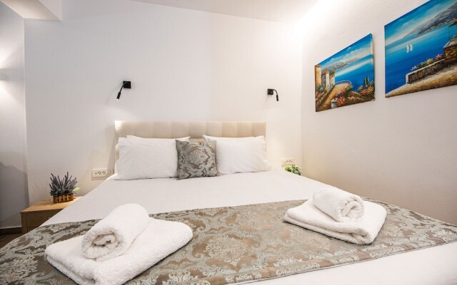 Ammos Luxury Suites
