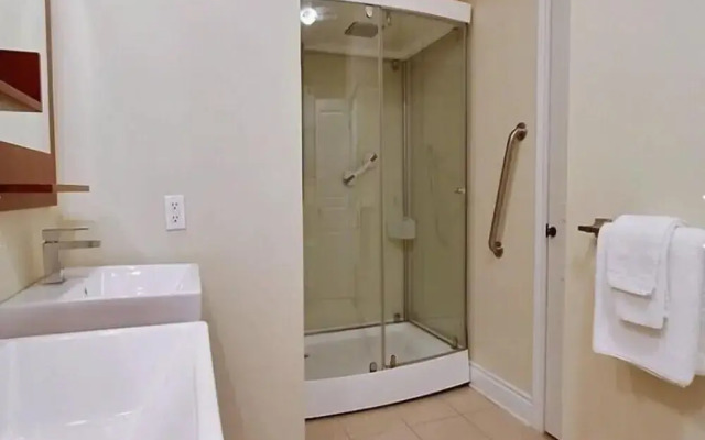 Champlain Condo 202
