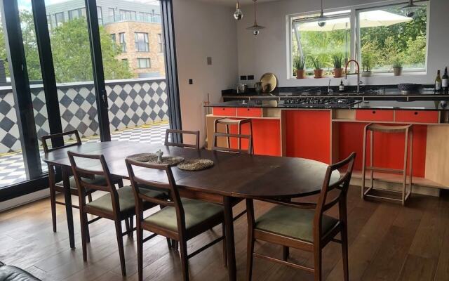 3-bed Flat w/ 2 Terraces in Hackney, East London!