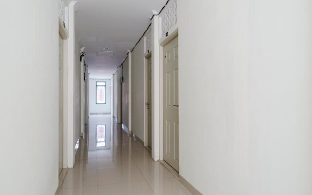 RedDoorz Plus near UPN Veteran Jakarta