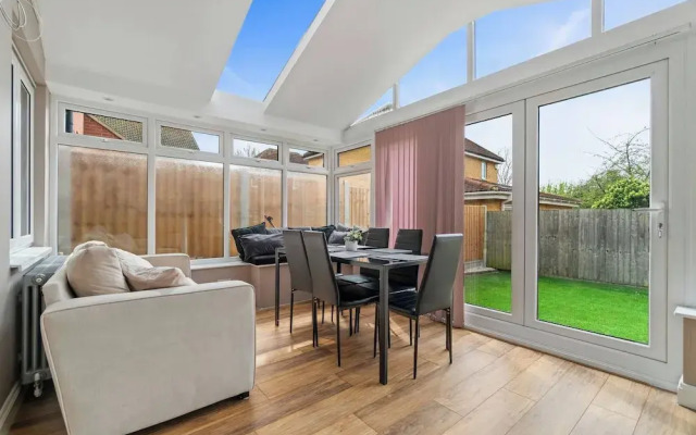 3 Bedroom Cosy-home in Hornchurch With hot tub