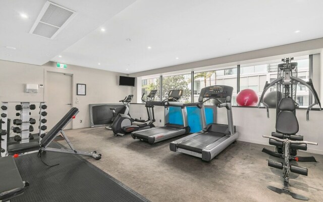 QV Upscale Modern Apt with Parking -965