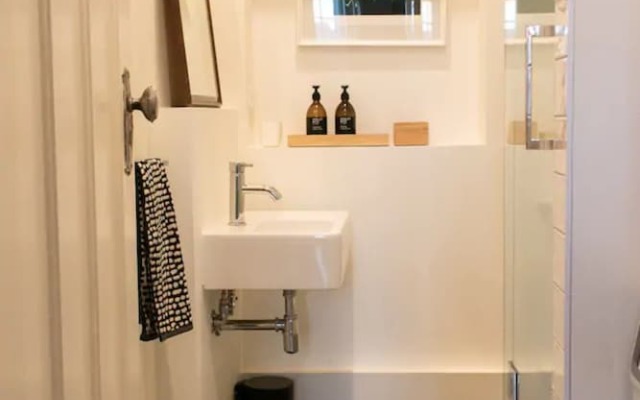1930s Character 1 Bedroom Apartment With Sky Tower Views
