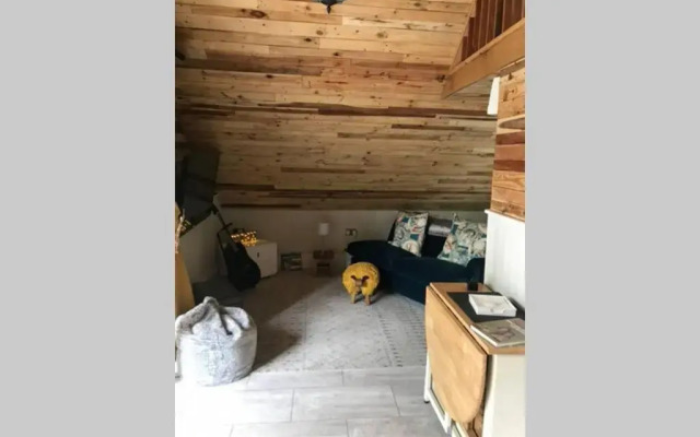 The Shed . A cosy, peaceful, 96% recycled, chalet.