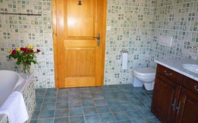 Lovely Chalet 500m From Transport