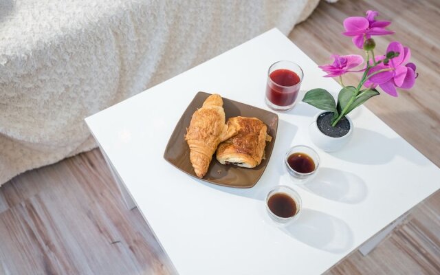 Charming Apartment On The Pedestrian Street Of The