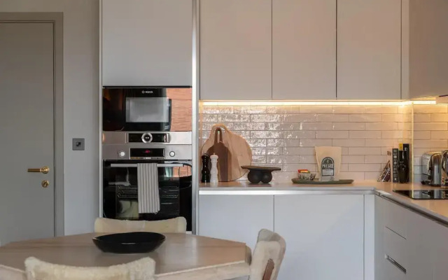 Stylish City Flat With Private Balcony