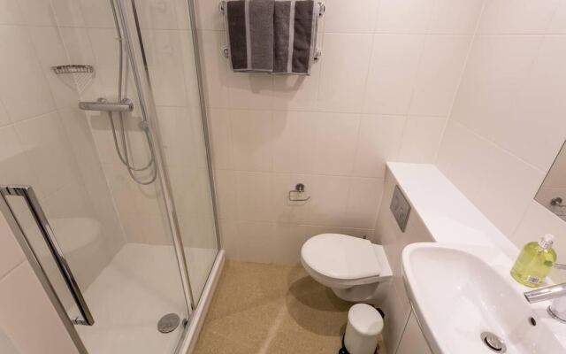 Spacious studio apartment in the heart of Oldham