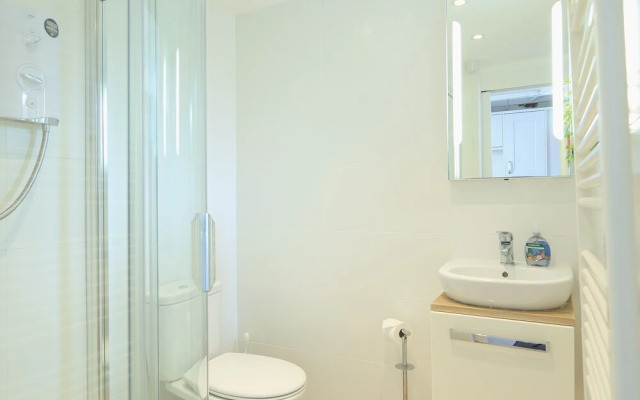 4 Thornlea Mews