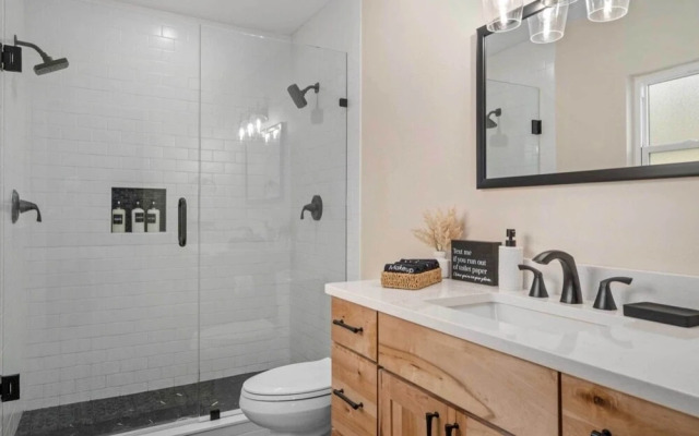 Lakefront Inverness Getaway w/ Kayaks & Bikes!