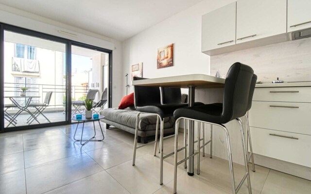 Modern Apartment With Private Balcony, Near Palais