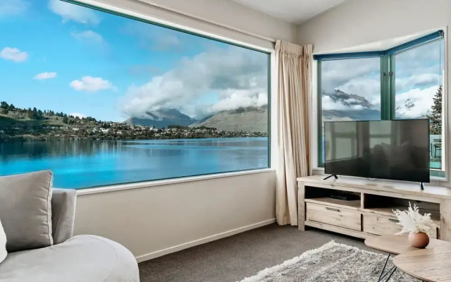 Lakefront Living At Remarkables - West