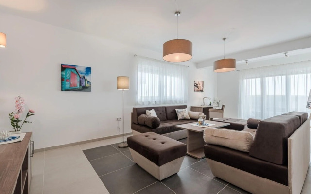 Stylish Villa With Private Pool and Terrace