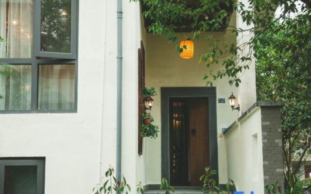 Wuyuan Fangzi Tea Homestay (Wuyuan High-speed Railway Station Xiangao Ancient City Branch)