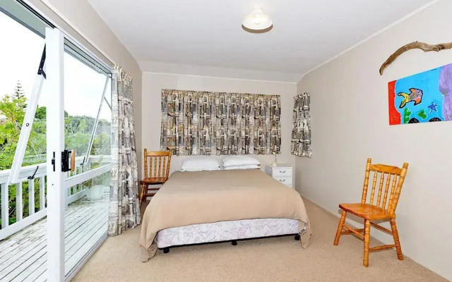 Matarangi Beachfront House - Matarangi Holiday Home