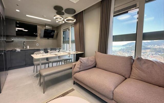 Y COLLECTION by UH FLAT OSIRIA