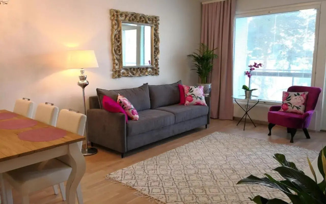 Charming Pine View Apartment