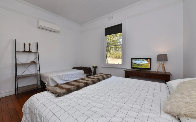 The Parson's Vineyard Retreat - get amongst the vineyards in a historic home – Guest Rooms – Rothbury