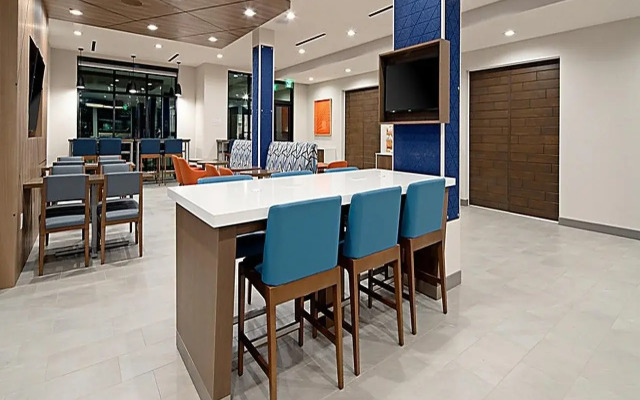 Holiday Inn Express & Suites Valencia - Santa Clarita by IHG