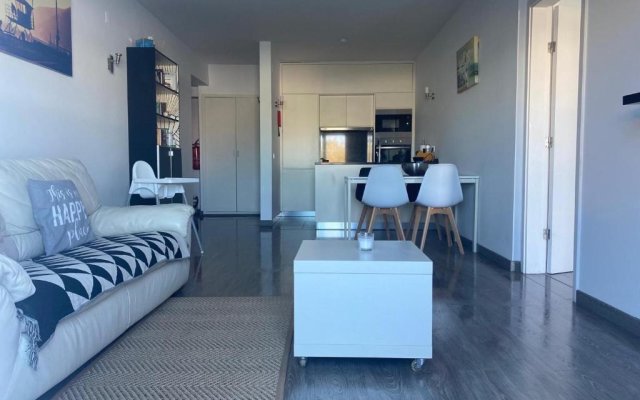 "deluxe Apartment in Albufeira old Town, 200m Walk to Beach, Pool & Parking"