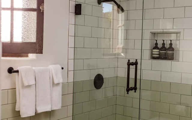 Ingleside Estate Hotel & Bungalows- Adults Only