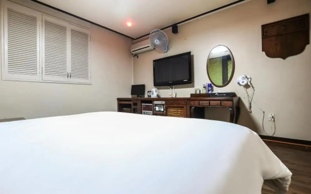 Motel Nine