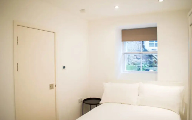 Bright And Modern 2 Bedroom Flat
