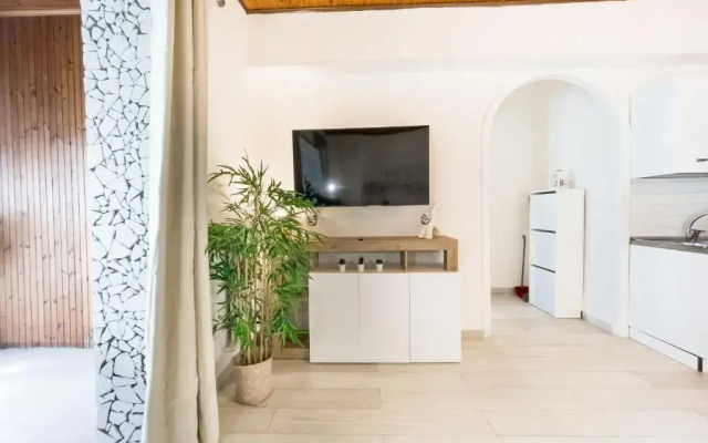 Athena Sea front Apartment, Parking & Pool