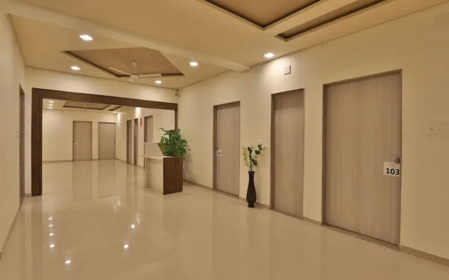 OYO 11750 Hotel Starz
