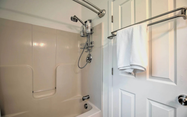 Airy & Bright Hideaway Near Smugglers' Notch!