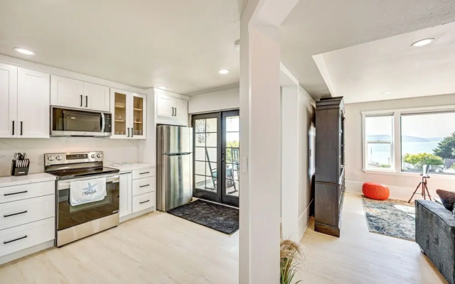 Puget Sound Views: Des Moines Apt w/ Patio