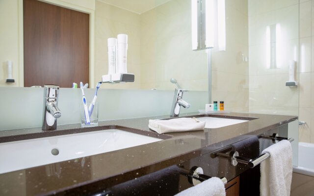 ROBINSON FIEBERBRUNN - Adults only