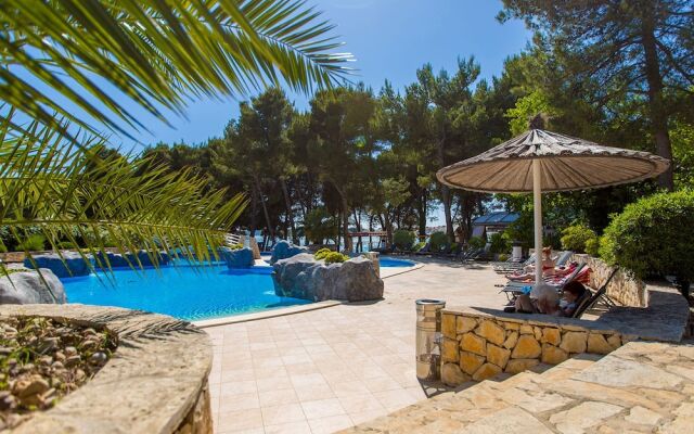 Well-Kept Apartment with AC Just 12km From Sibenik