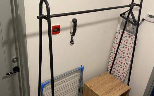 *Central *Studio Flat *Free Parking, Wifi, Netflix