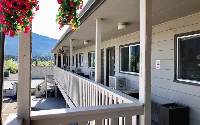 The Canterbury Inn of Downtown Invermere