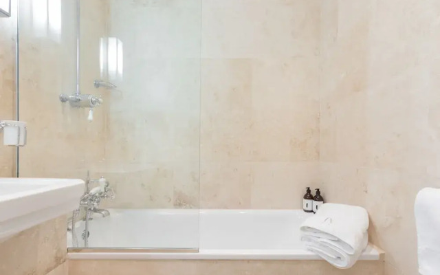 2 Bdr Queens Gardens by the Residences