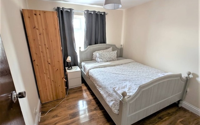 Large & Cozy 5-bed House in a Quiet Dagenham Area