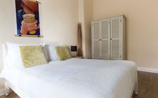 Bright Two BR Period Apartment in Whitechapel