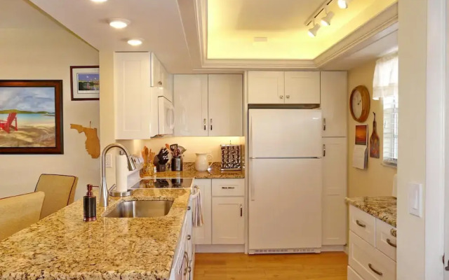 Island-style Condo With Pool, spa and Steps to Beach