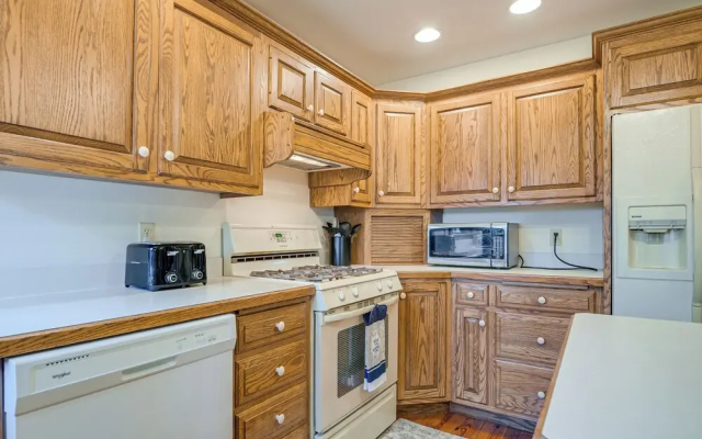 4 Mi to the Amish Village: Spacious Home w/ Deck!