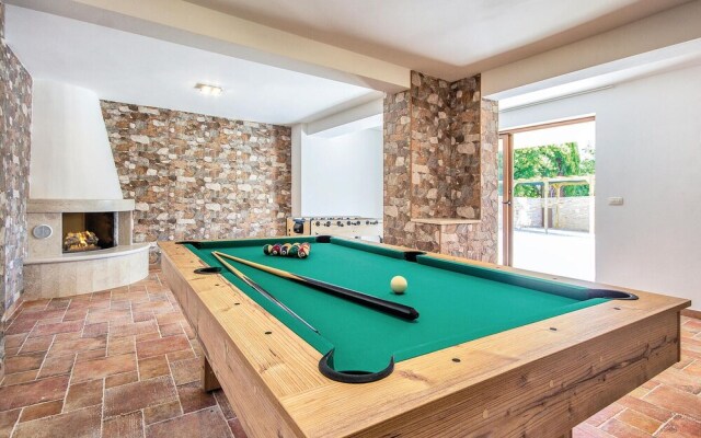 Awesome Home in Premantura With Wifi and 5 Bedrooms