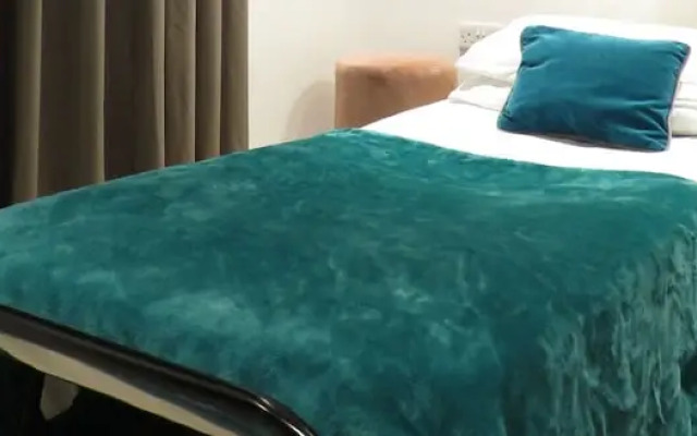 Tudors eSuites Private Garden & Garage