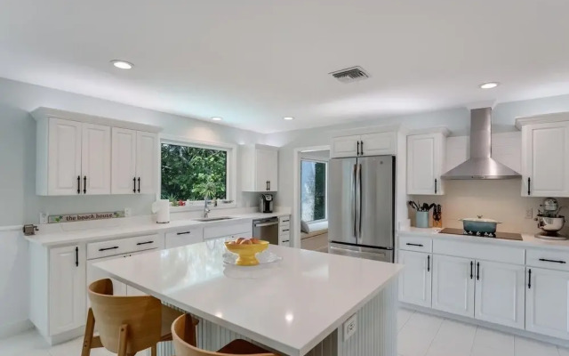 Veselka 4 Bedroom Home by Redawning