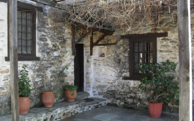 Traditional Guest Home Dimou