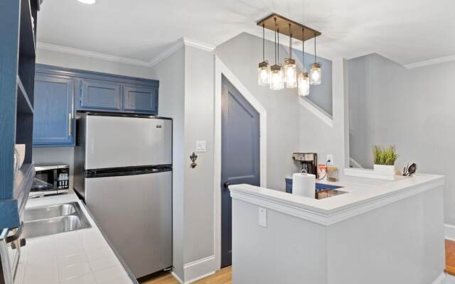 Quiet Retreat Off Magazine w Balcony Parking