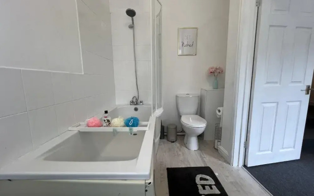 Bristol - 4 Beds - Sleeps 7 - For Groups - Garden