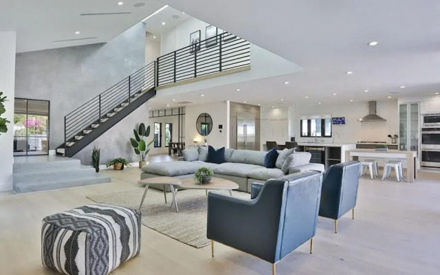 Spacious 5 Bedroom West Hollywood Home With Pool