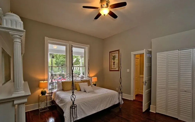 Elegant Brick 2 BR in downtown Savannah